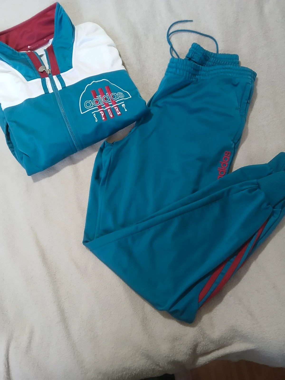 Ensemble pantalon et veste Adidas.