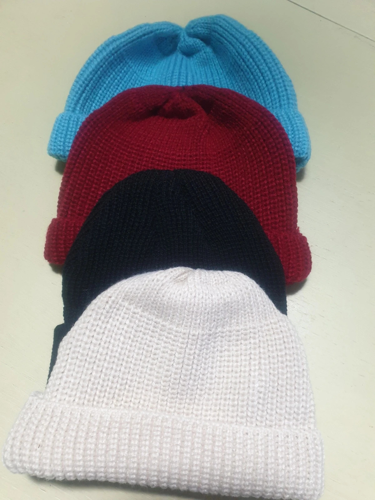 4 bonnets. Sans marque. 1bleu,1 rouge, 1 noir et 1beige. Taille unique. Acrylique. – taille Taille unique