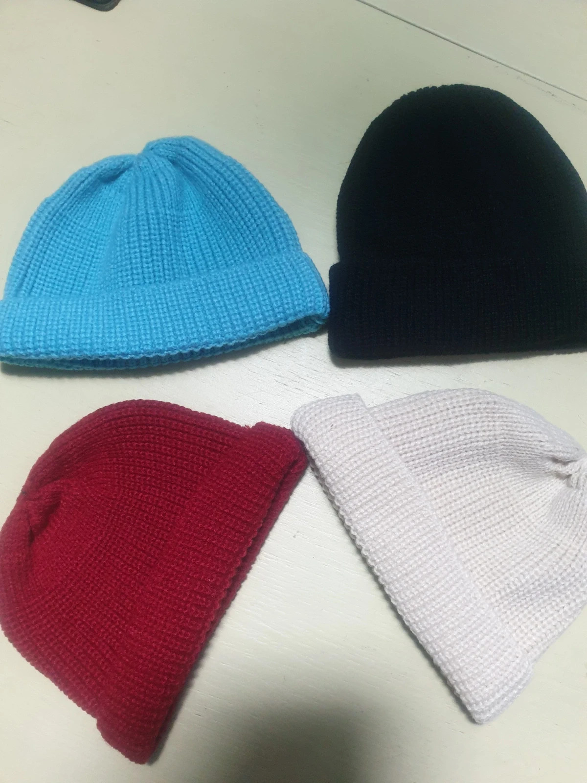 4 bonnets. Sans marque. 1bleu,1 rouge, 1 noir et 1beige. Taille unique. Acrylique. – taille Taille unique 3