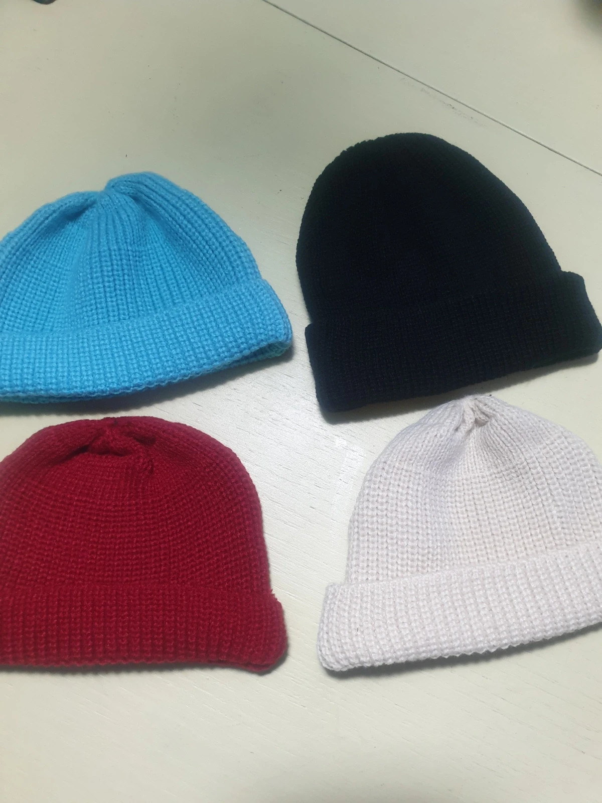 4 bonnets. Sans marque. 1bleu,1 rouge, 1 noir et 1beige. Taille unique. Acrylique. – taille Taille unique 2
