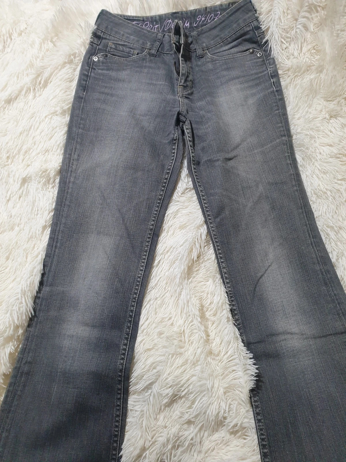 Jeans esprit denime.taille 36.gris.coupe droite. Tres bon état.