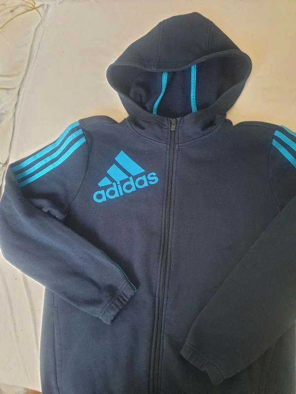 Pull Adidas.