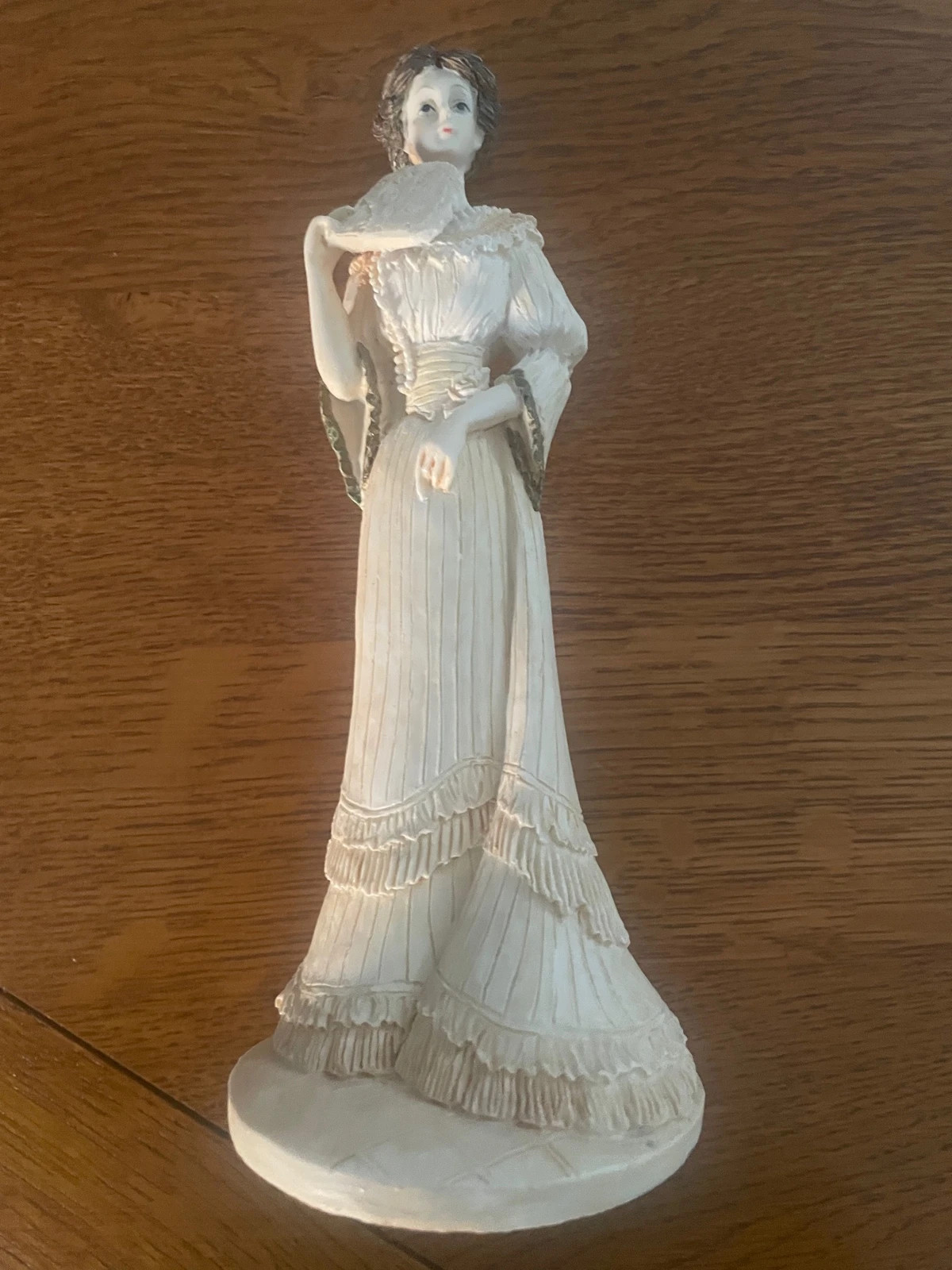 Vends très belle statuette dame tenant un éventail