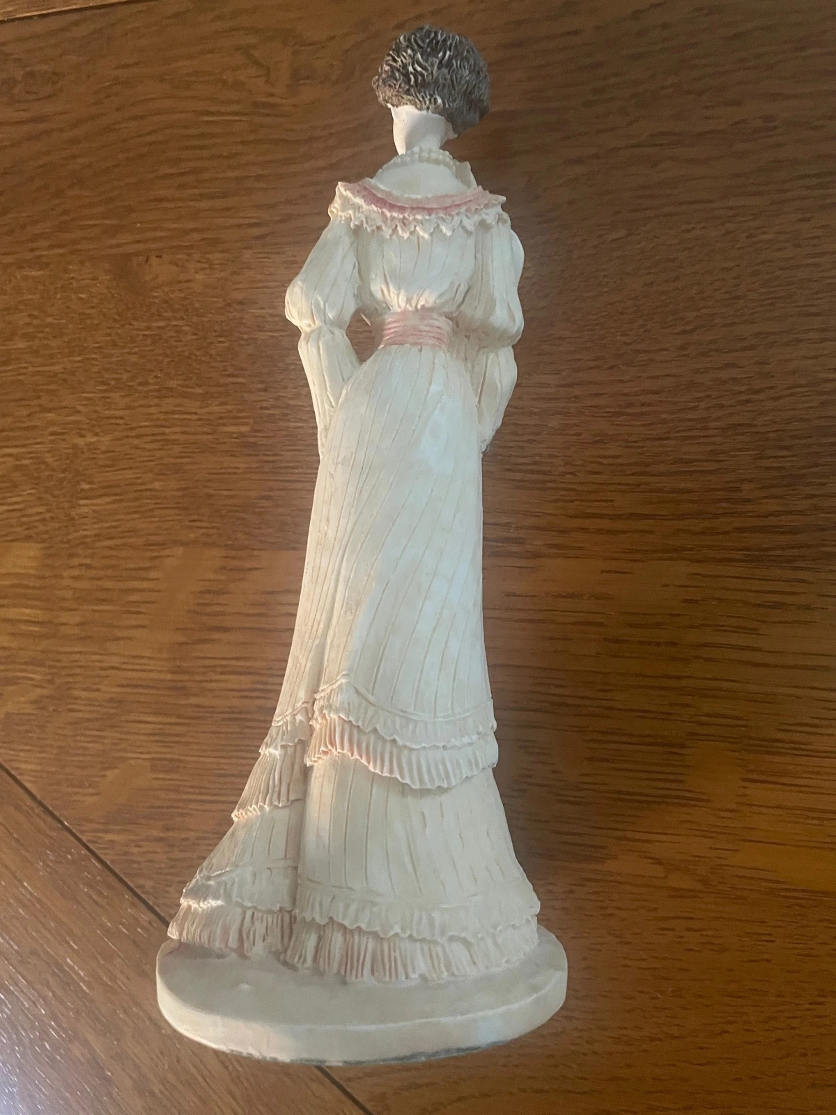 Vends très belle statuette dame tenant un éventail 2