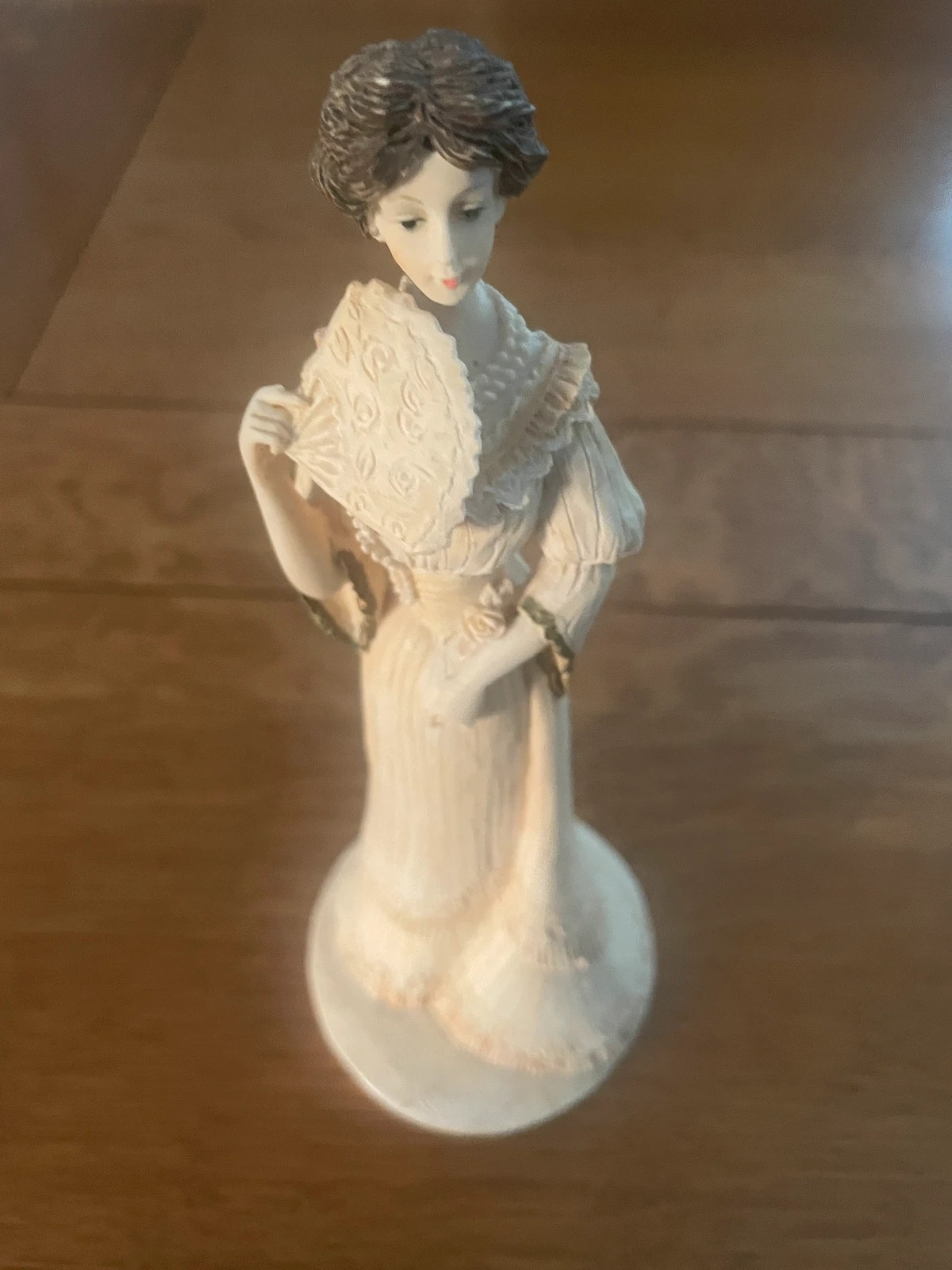 Vends très belle statuette dame tenant un éventail 3