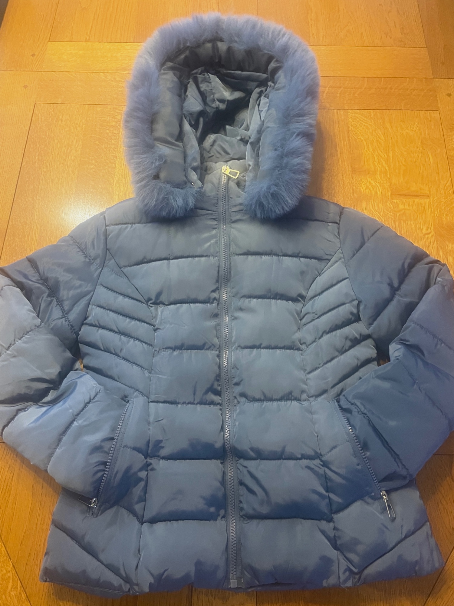 Doudoune matelassée bleue avec capuche fourrure