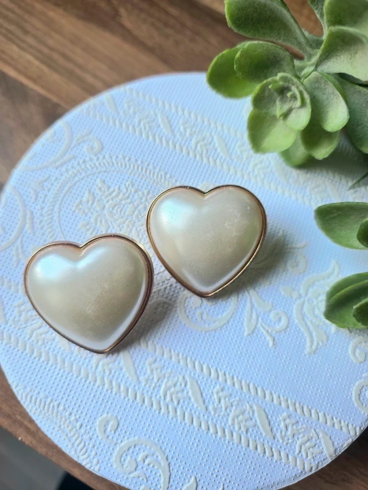 Pendientes vintage Bijou Brigitte en forma de corazón dorado y nacarado