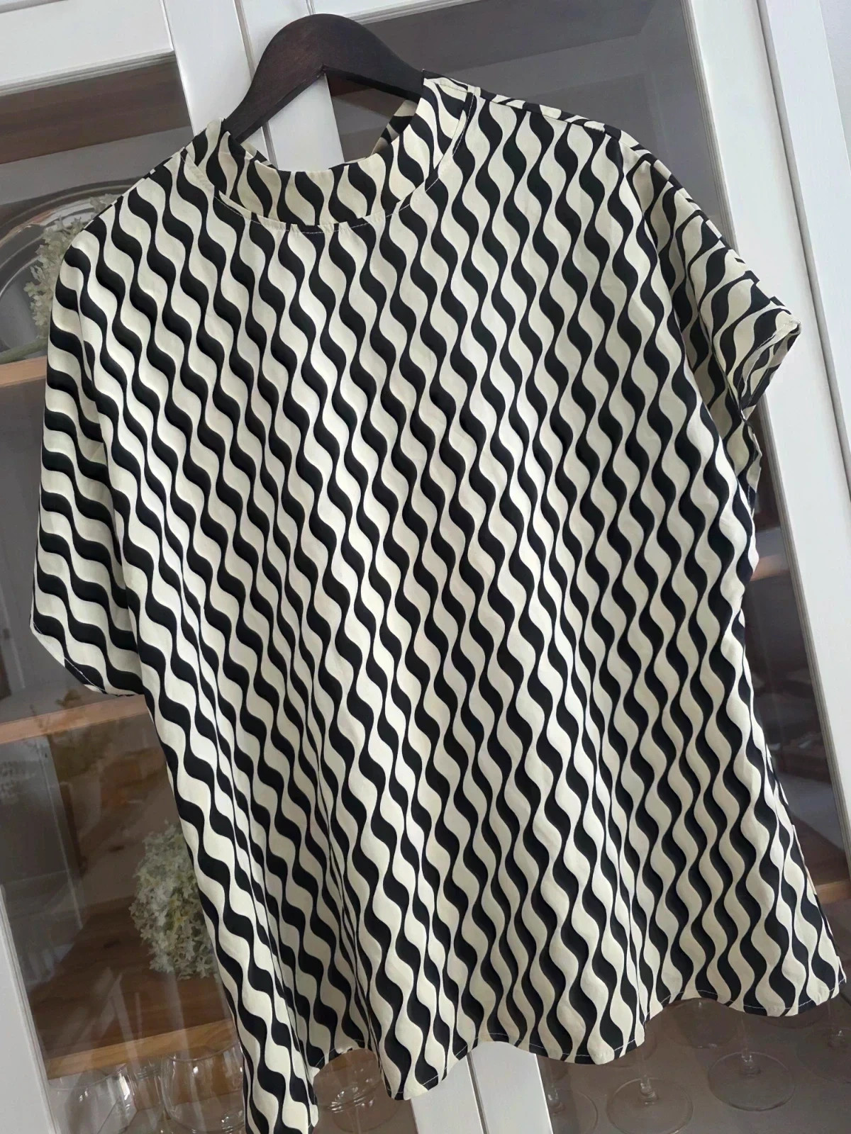 Blusa manga corta con estampado ondas bicolor negro y beige, talla L 🖤🤍 – taille L / 40 / 12 2