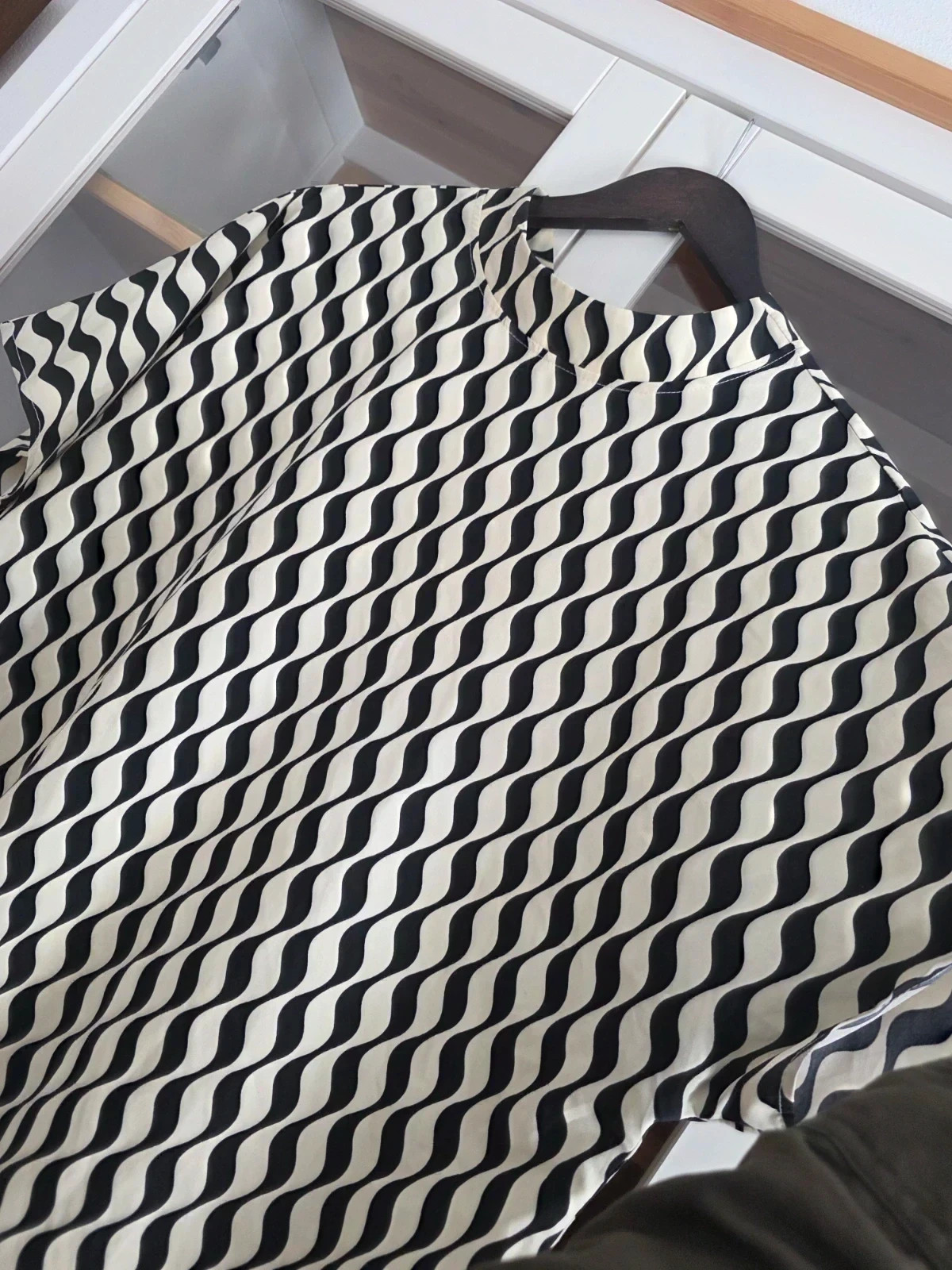 Blusa manga corta con estampado ondas bicolor negro y beige, talla L 🖤🤍 – taille L / 40 / 12 4