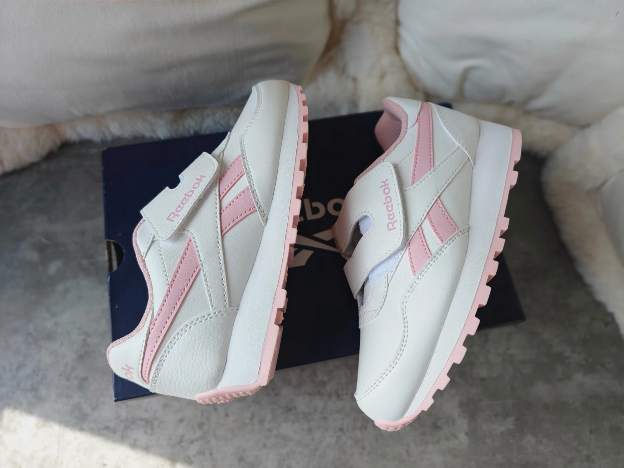 Baskets Reebok blanches et roses à scratchs 32.5