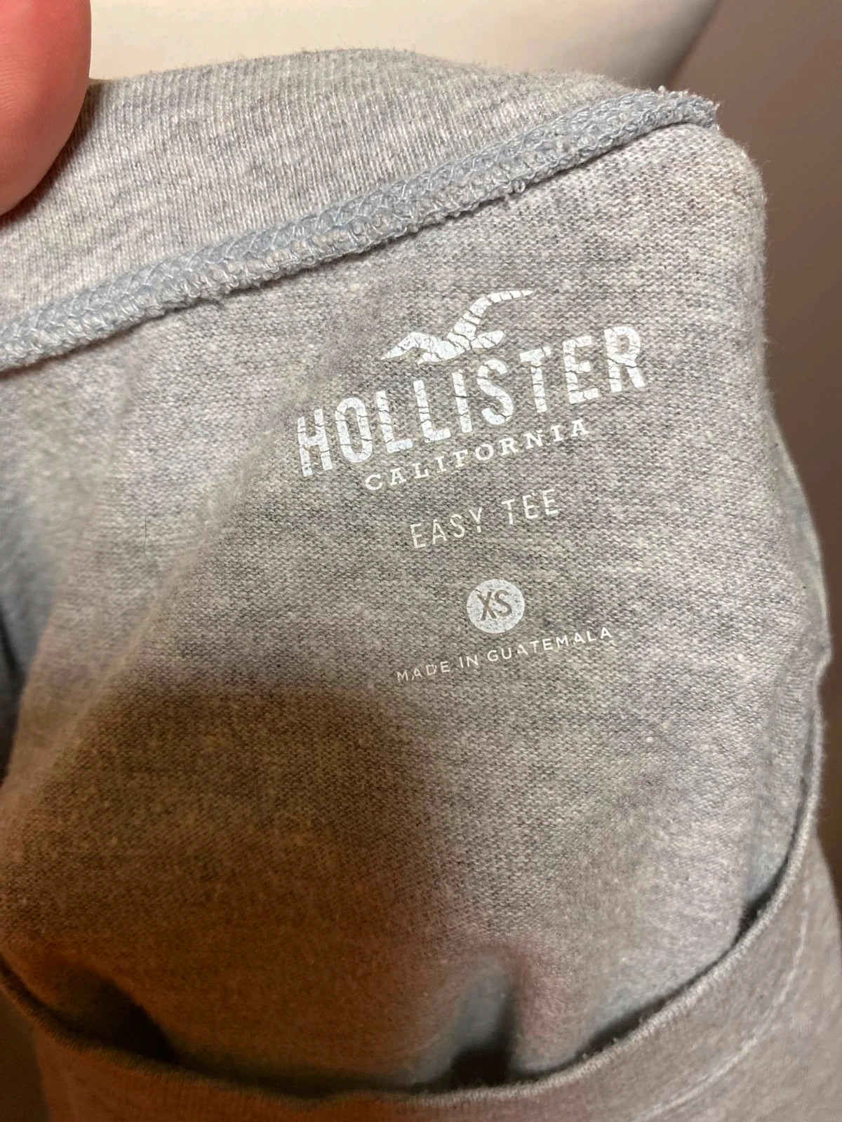 T shirt crop top gris a rayures blanches Hollister taille XS – Hollister – taille XS / 34 / 6 3