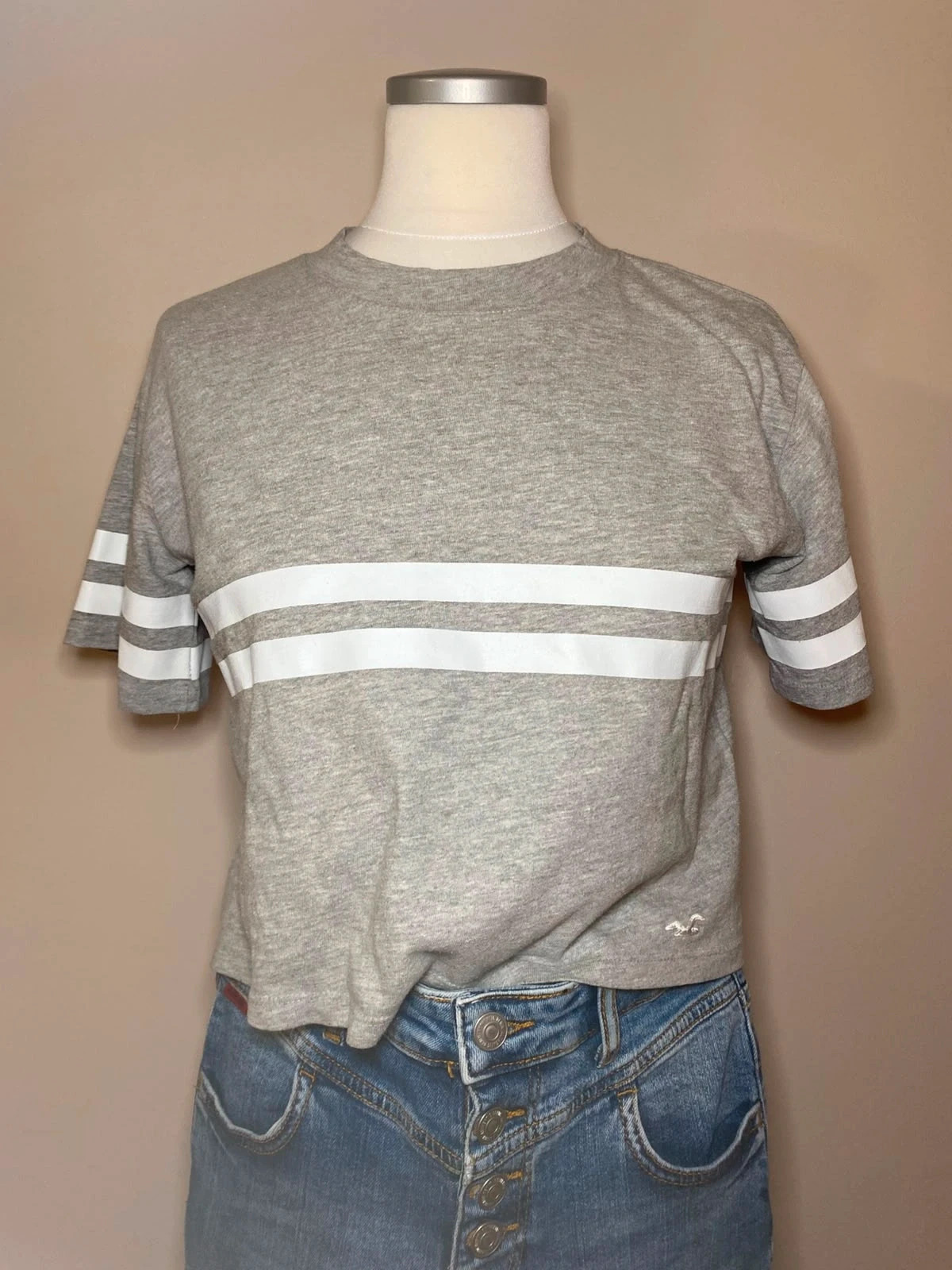 T shirt crop top gris a rayures blanches Hollister taille XS – Hollister – taille XS / 34 / 6 2