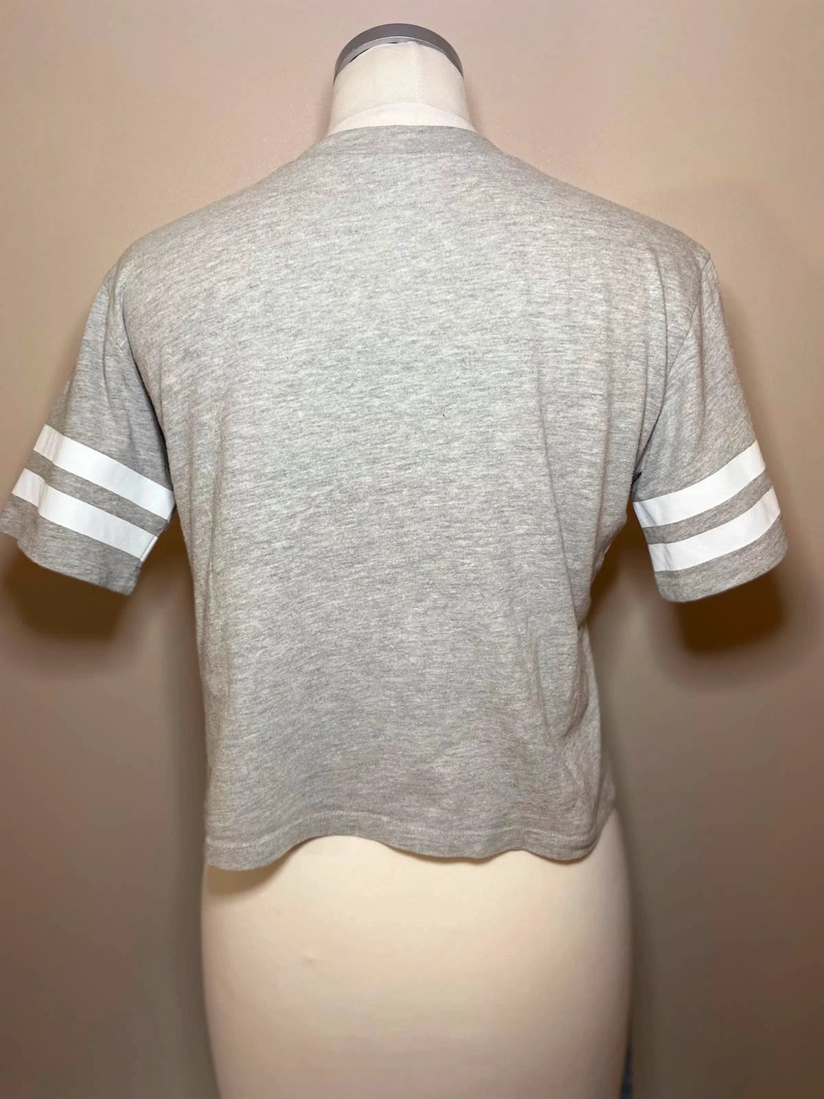 T shirt crop top gris a rayures blanches Hollister taille XS – Hollister – taille XS / 34 / 6 4
