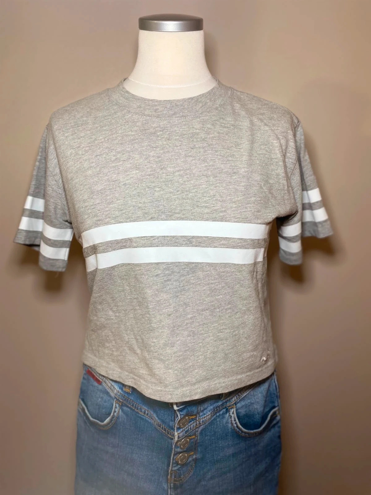 T shirt crop top gris a rayures blanches Hollister taille XS