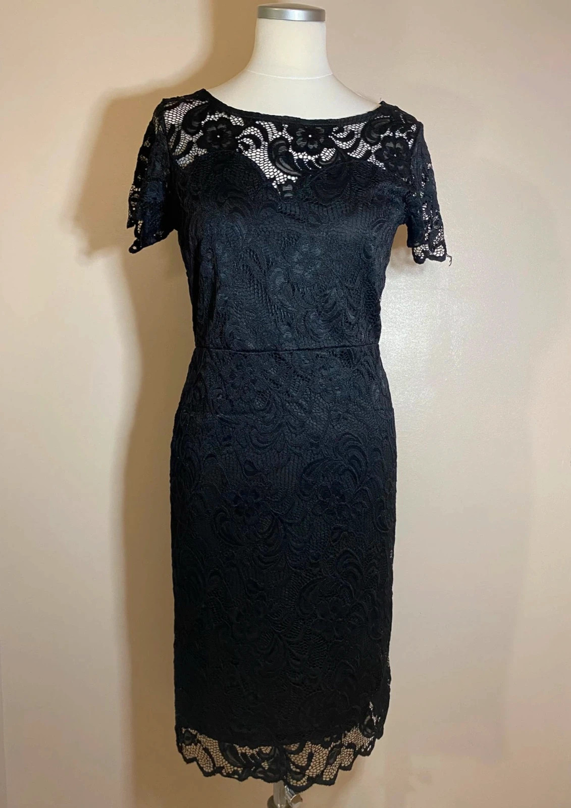 Robe courte en dentelle noire col bateau taille S – Ambiance – taille S / 36 / 8 2