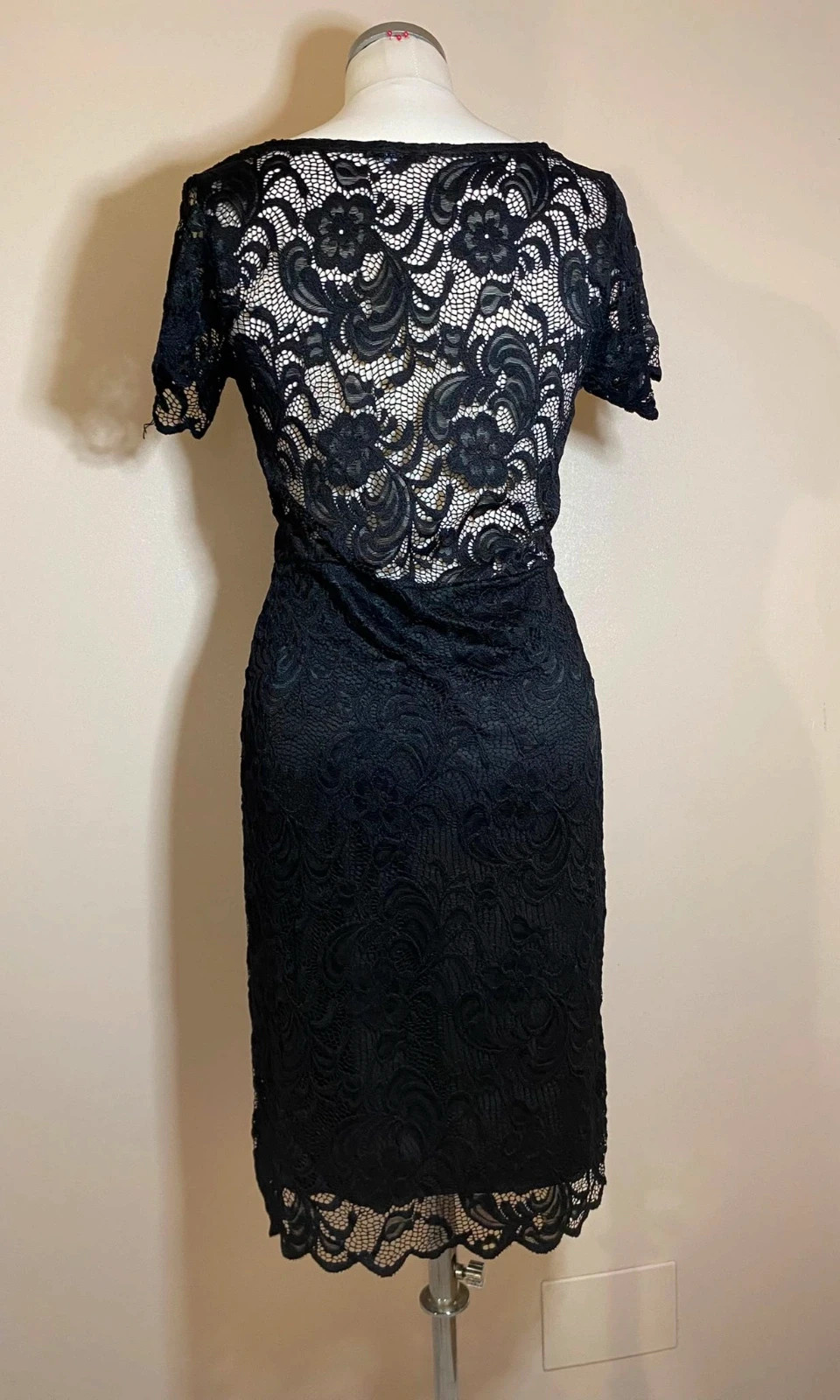 Robe courte en dentelle noire col bateau taille S – Ambiance – taille S / 36 / 8