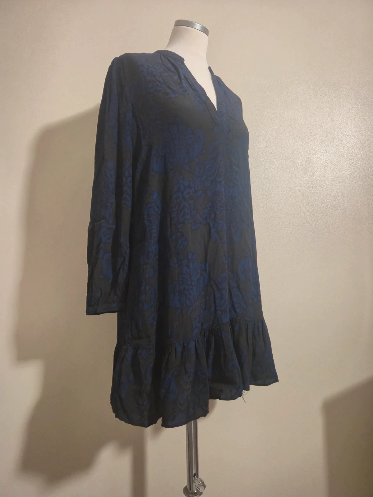 Robe Zara bleu marine imprimé floral manches longues col V taille S