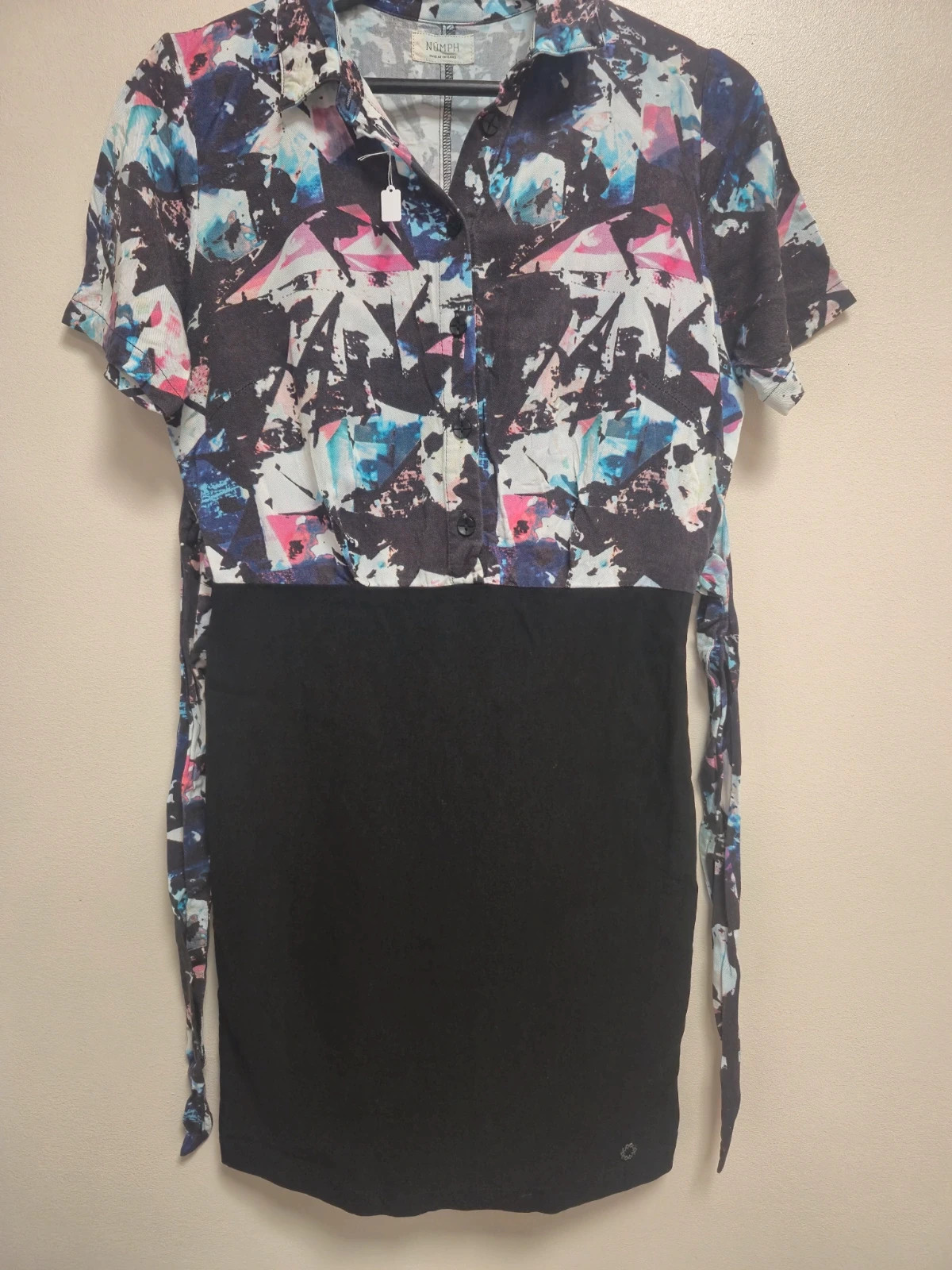 Robe bicolore NÜMPH, haut à motif géométrique, bas noir