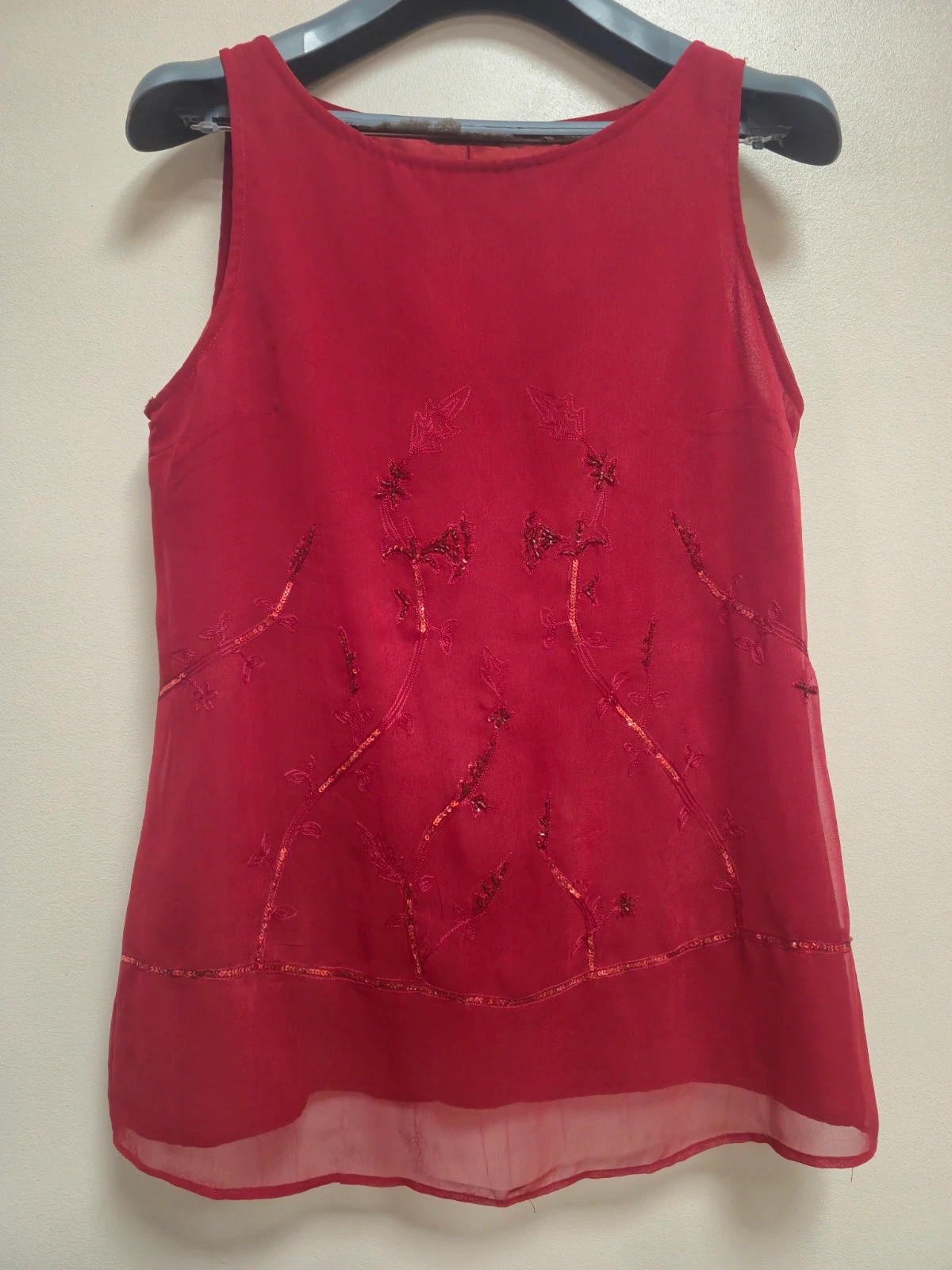 Haut rouge sans manches brodé sequins - Taille M – Vintage Dressing – taille M / 38 / 10