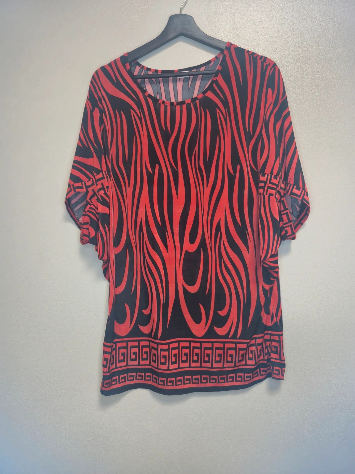 Tunique fluide rouge et noire motifs graphiques manches chauve souris taille XL