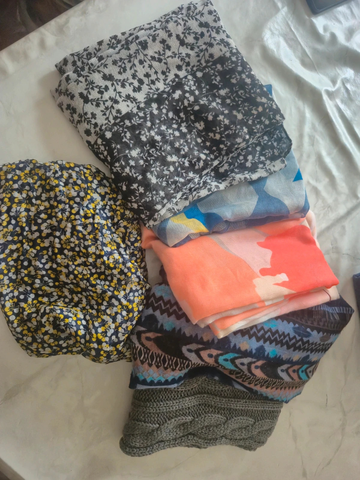Lot 5 foulards et 1 écharpe