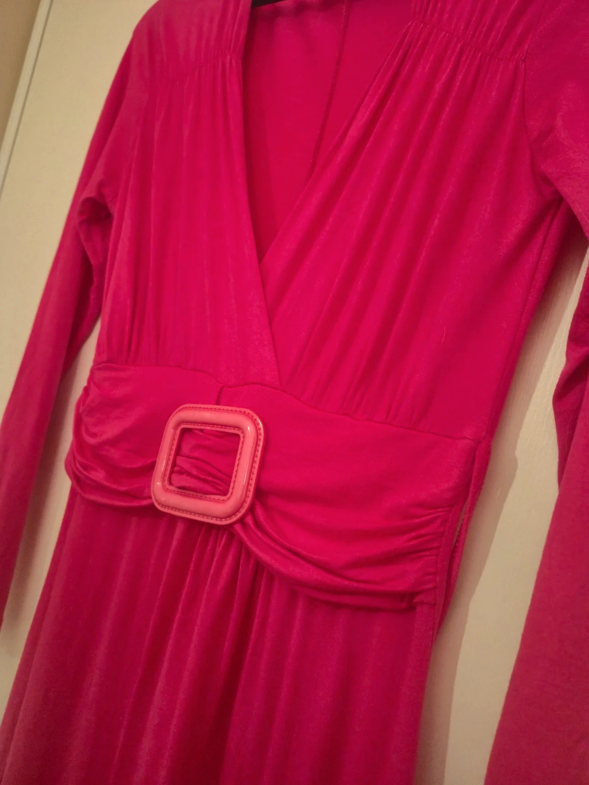 Robe rose fushia manches longues avec ceinture intégrée