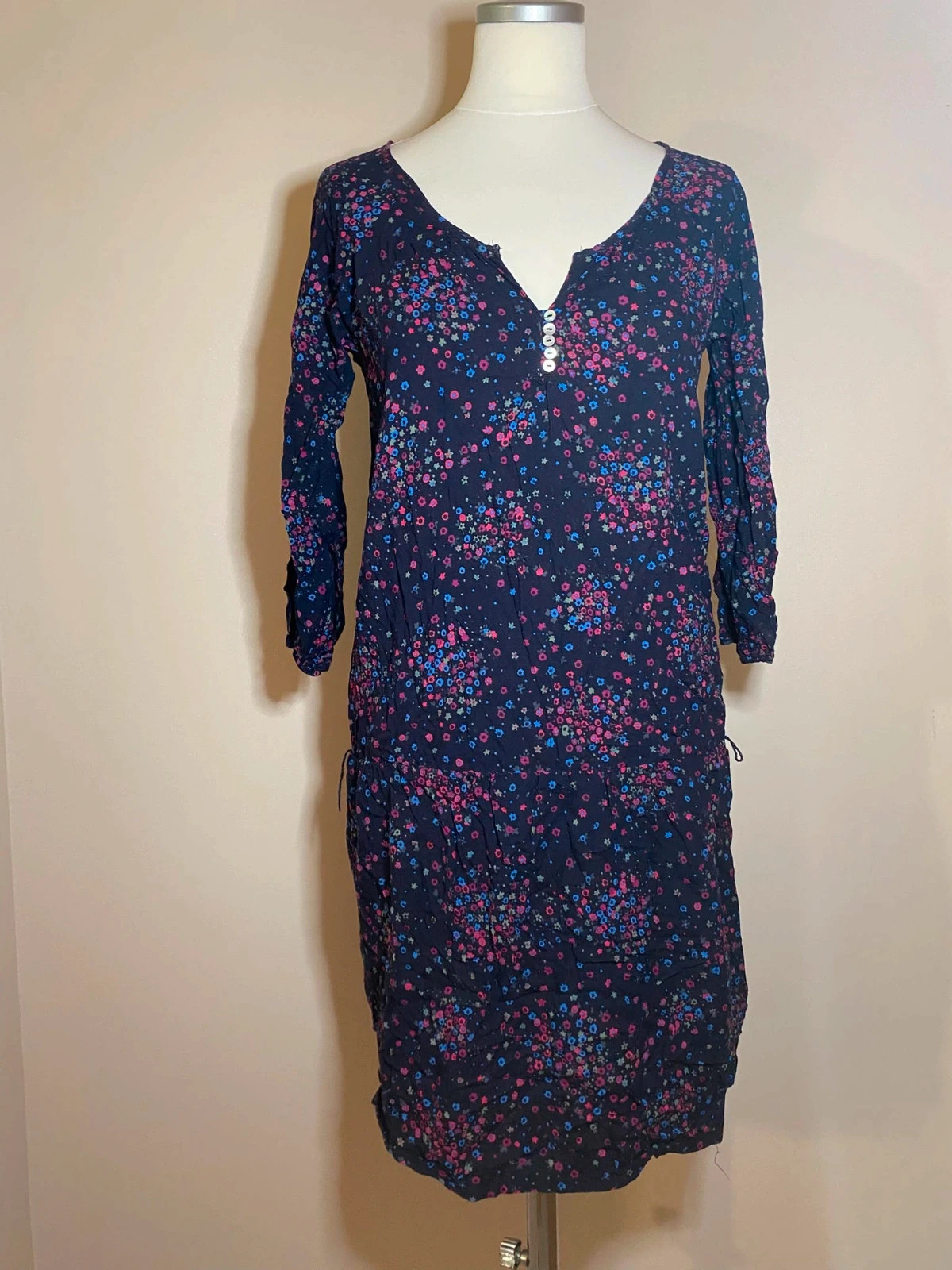 Robe courte imprime floral bleu marine et rose Kwoman