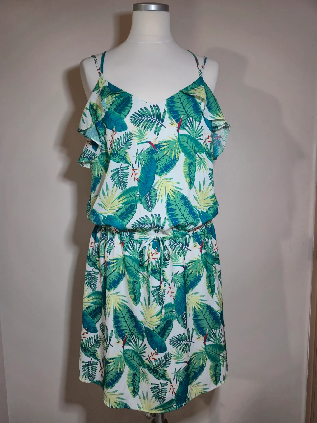 Robe imprime tropical feuilles vertes Kiabi taille 38 fines bretelles epaules denudees volant – Kiabi – taille M / 38 / 10 2