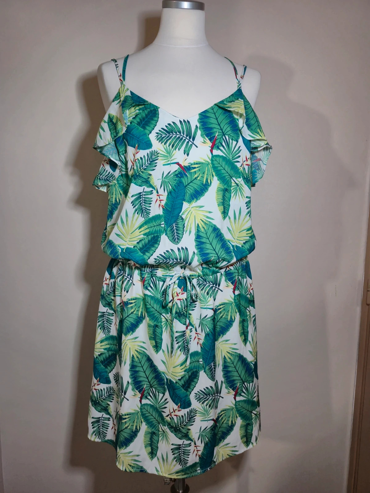 Robe imprime tropical feuilles vertes Kiabi taille 38 fines bretelles epaules denudees volant – Kiabi – taille M / 38 / 10