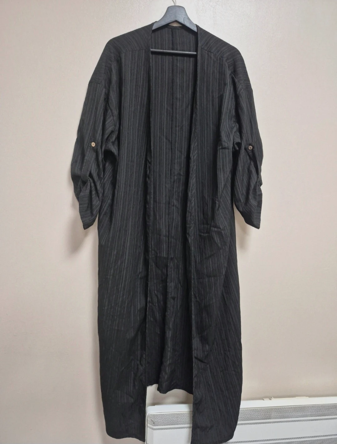 Kimono noir texturé à manches retroussables