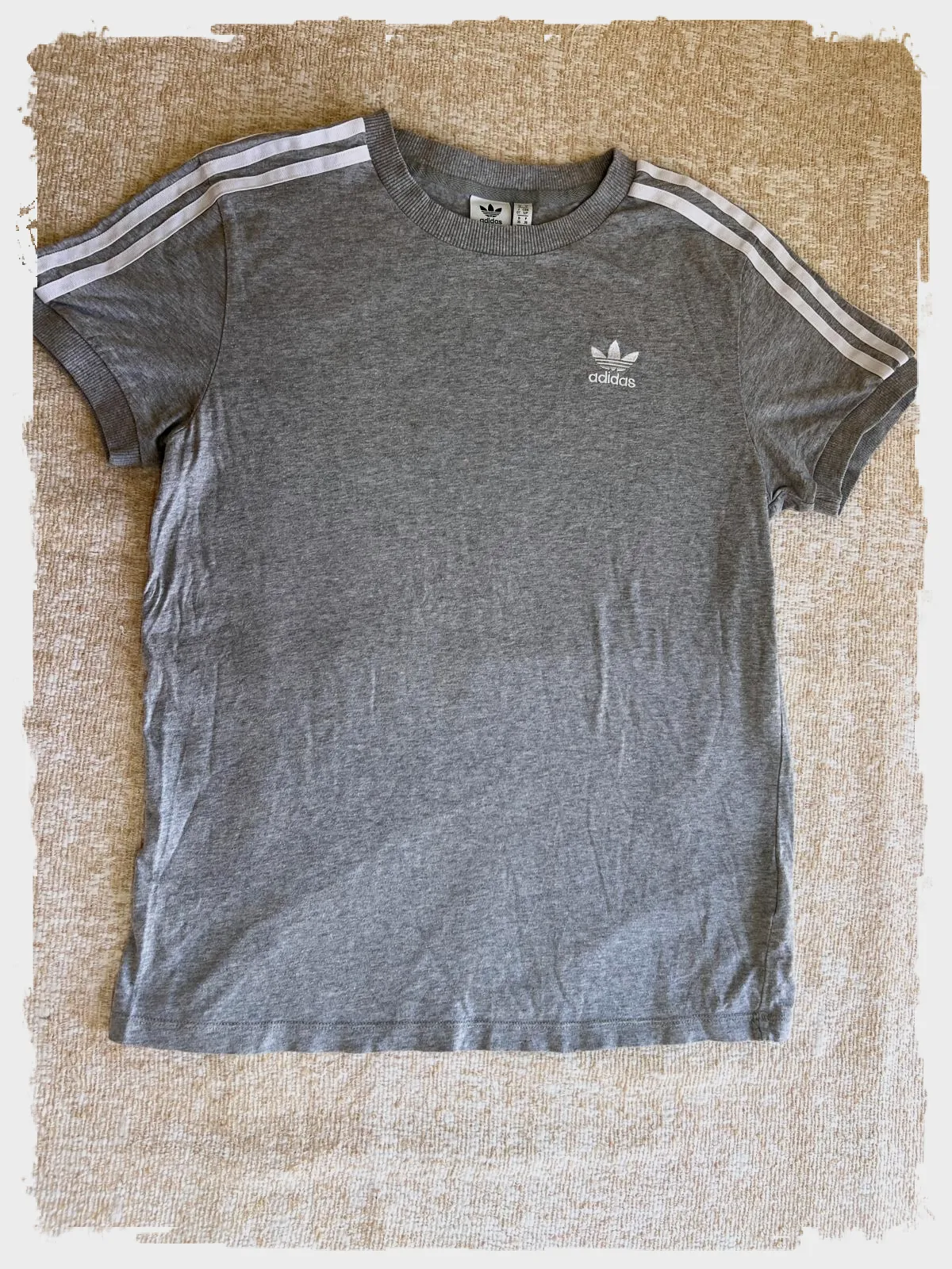 T-shirt Adidas gris à bandes – Adidas – taille S 2
