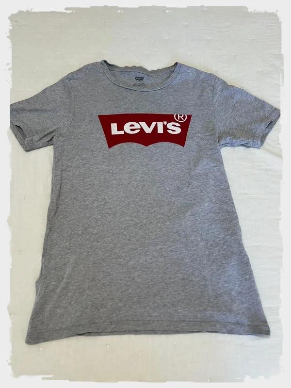 T-shirt Levi's gris avec logo batwing rouge