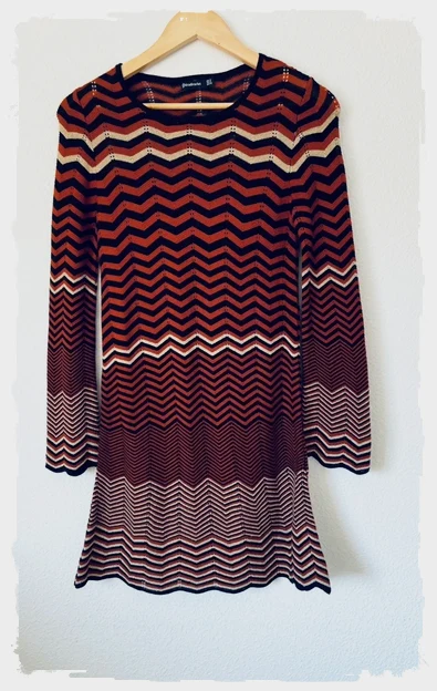 Robe courte en maille à motifs zig-zag Stradivarius