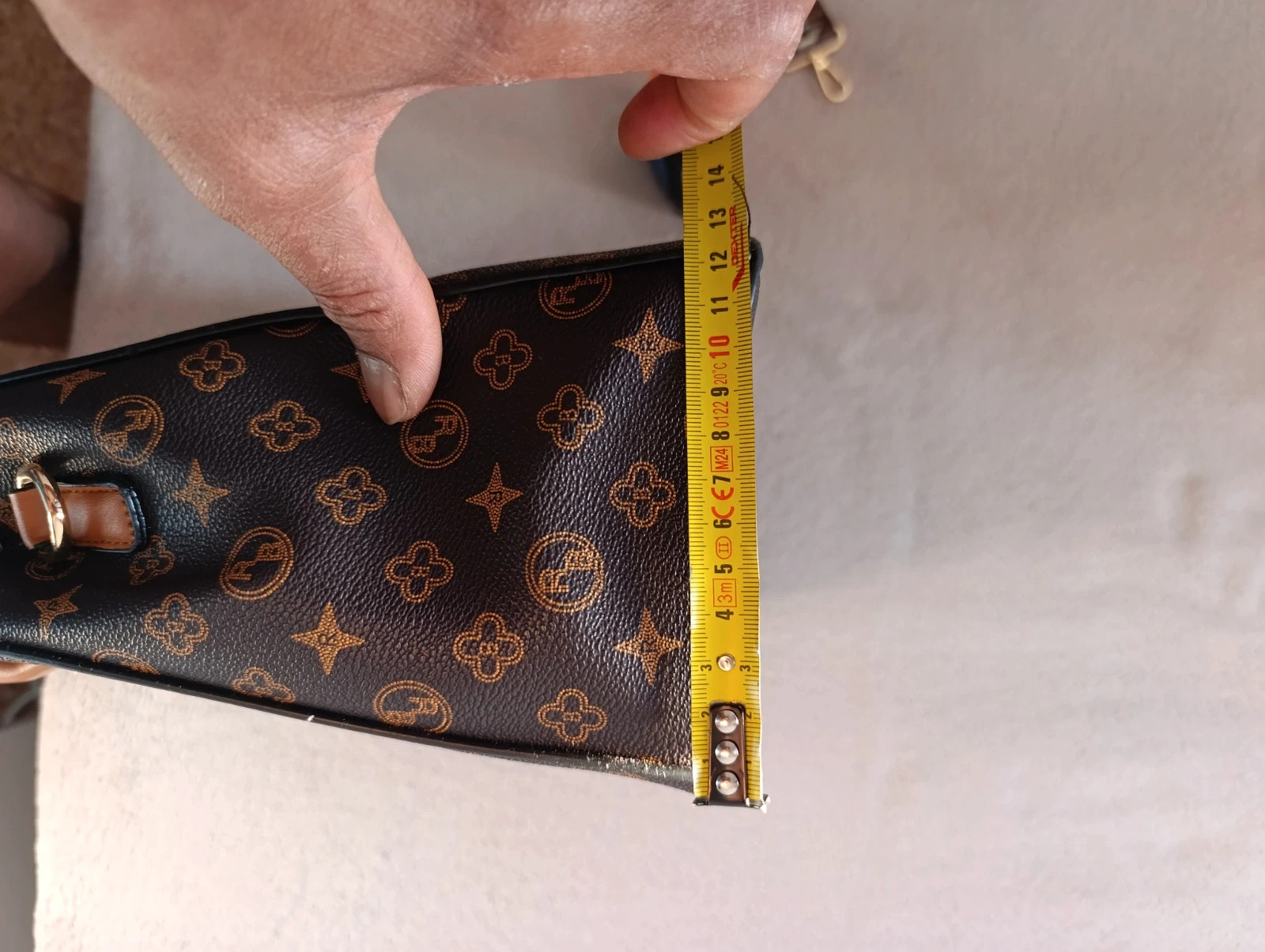 Bolso de mano y hombro estampado marrón | Diseño elegante | Incluye correa ajustable 4