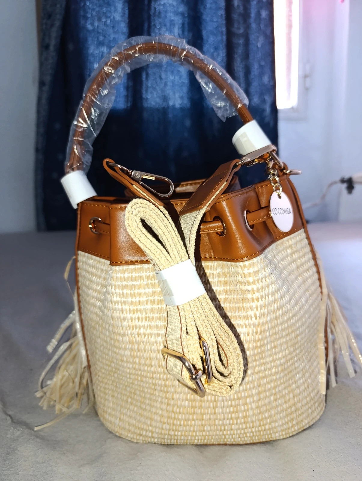 Bolso coconuda bucket de rafia y polipiel en color beige y marrón. – Coconuda 2