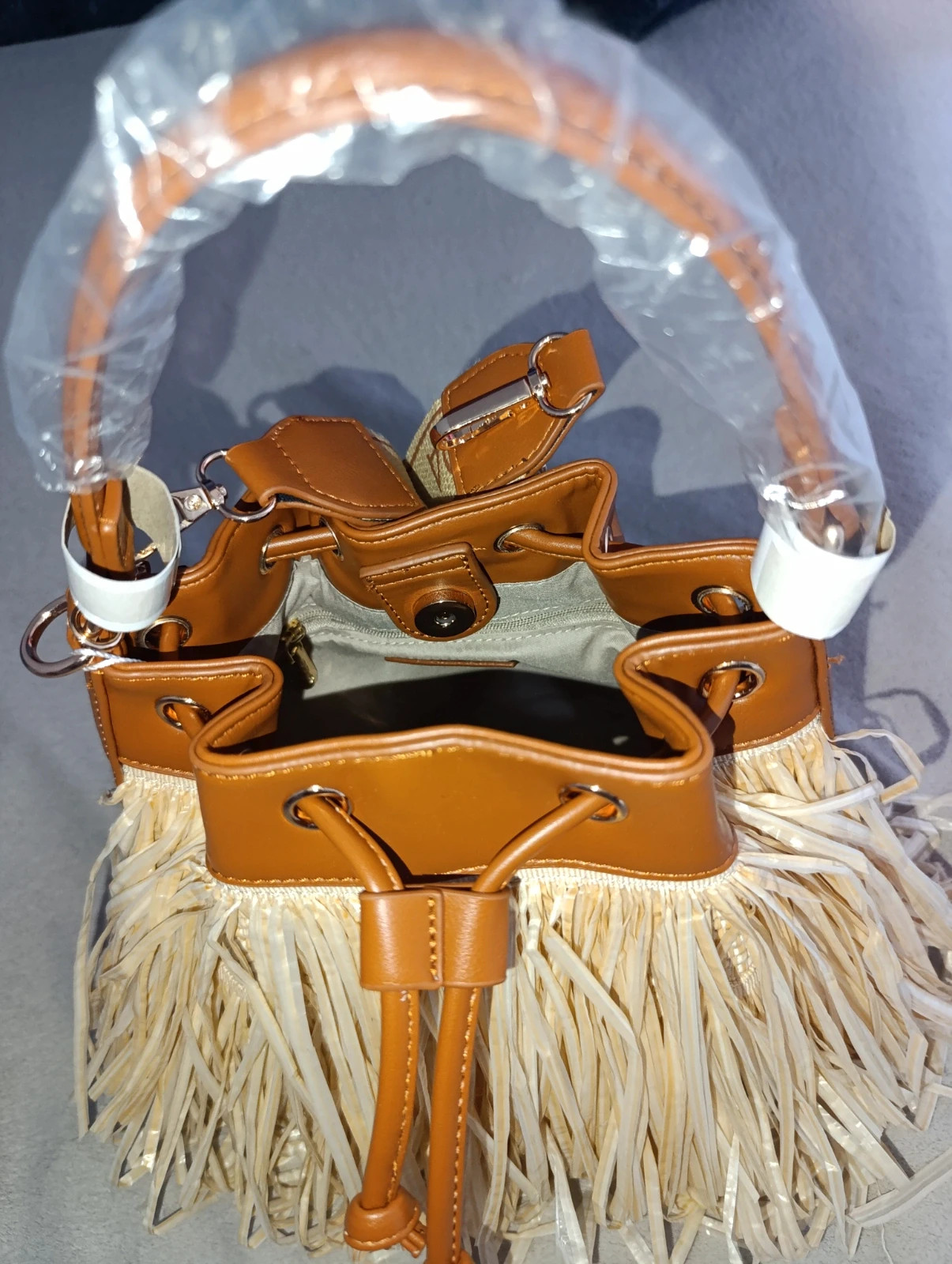 Bolso coconuda bucket de rafia y polipiel en color beige y marrón. – Coconuda 4
