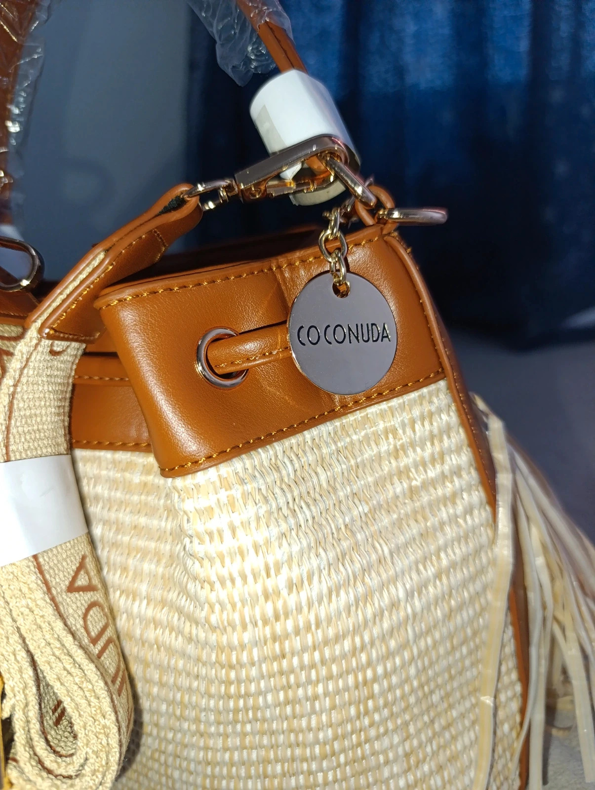 Bolso coconuda bucket de rafia y polipiel en color beige y marrón. – Coconuda 3