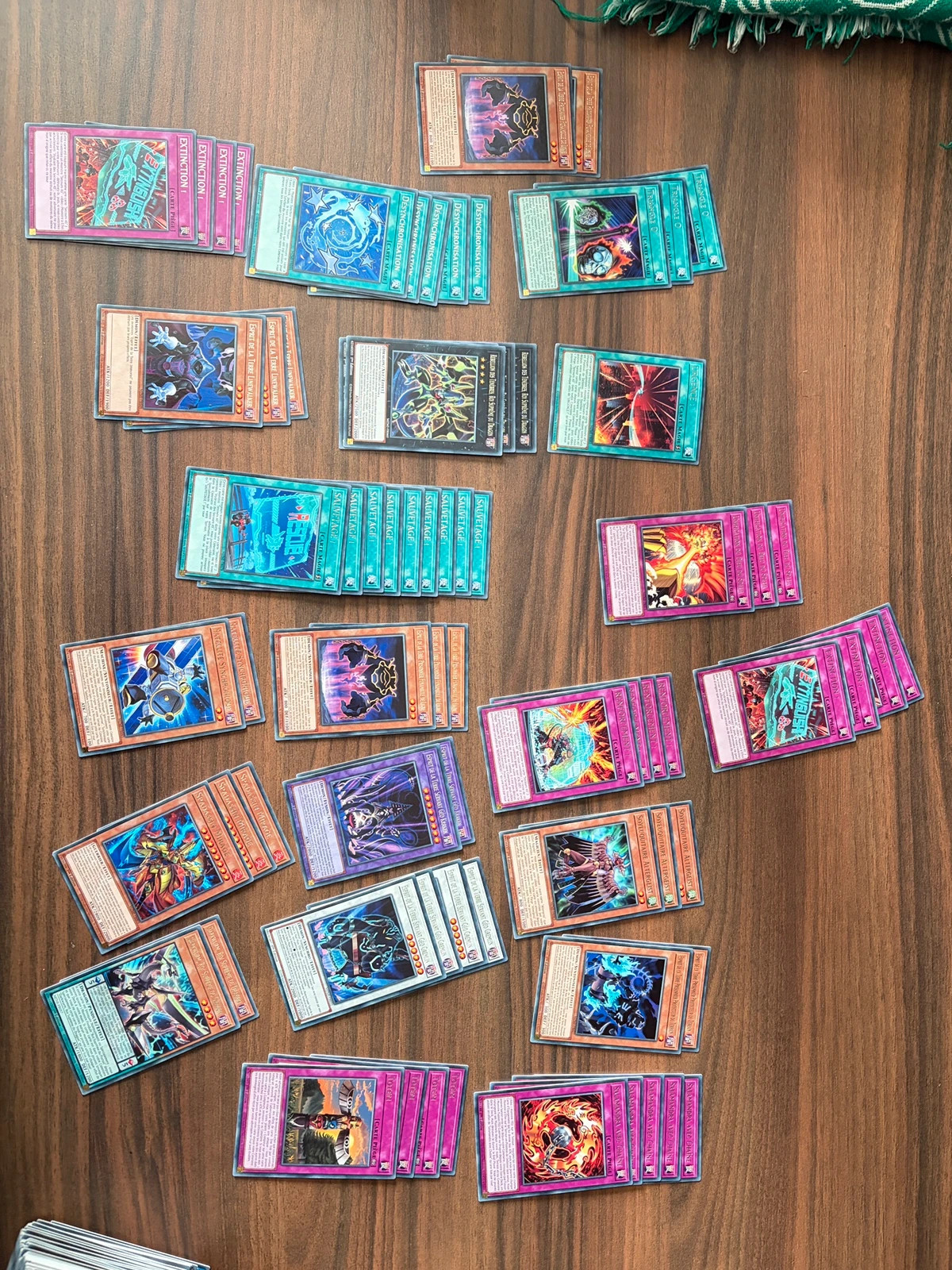 Lot 235 Cartes Yu-Gi-Oh FR Communes Unco avec Doublons (Ideal Decks – Yu-Gi-Oh!