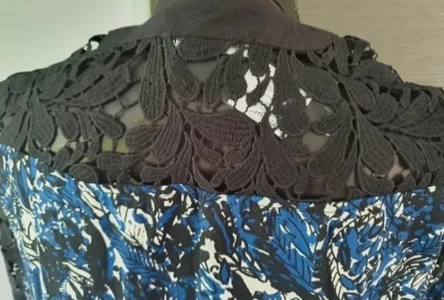 Robe longue imprimée bleue et noire avec dentelle – Trend by Capitaine – taille L 4