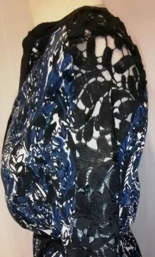 Robe longue imprimée bleue et noire avec dentelle – Trend by Capitaine – taille L 3