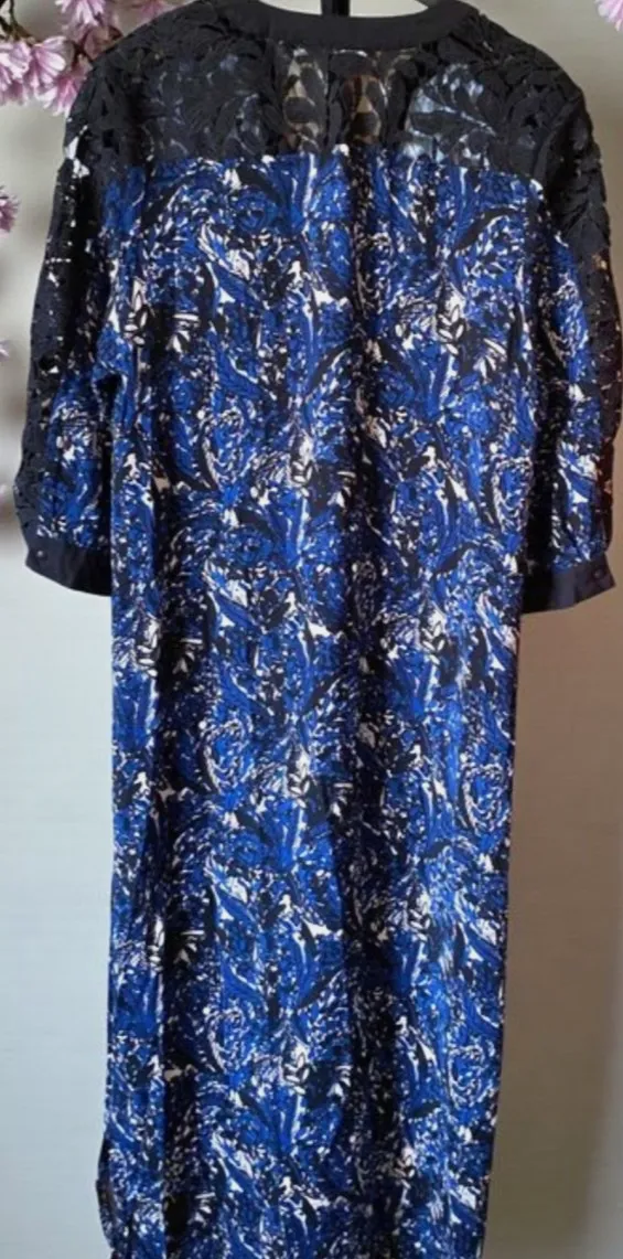 Robe longue imprimée bleue et noire avec dentelle – Trend by Capitaine – taille L 2