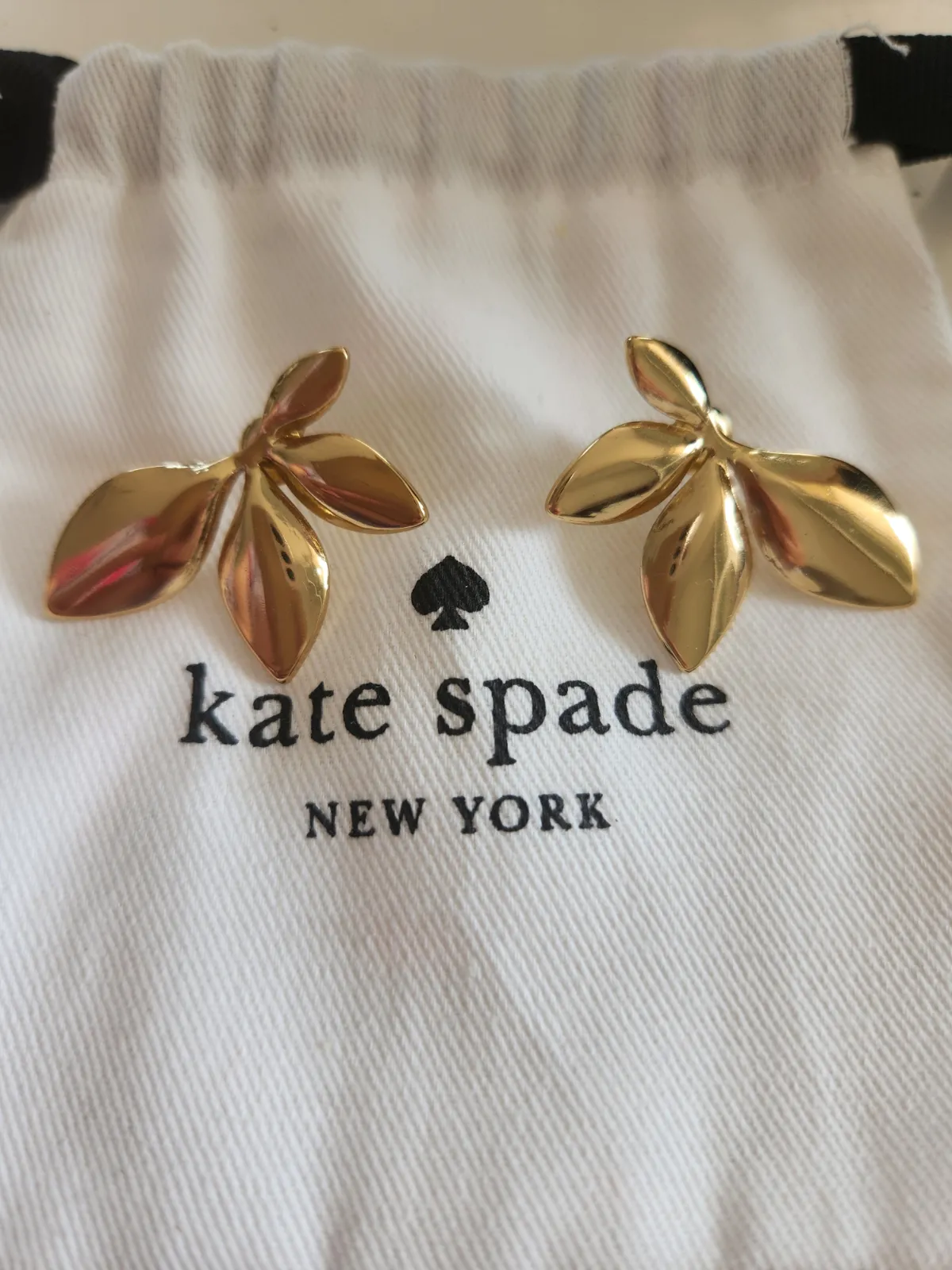 Boucles d'oreilles Kate Spade dorées motif feuilles