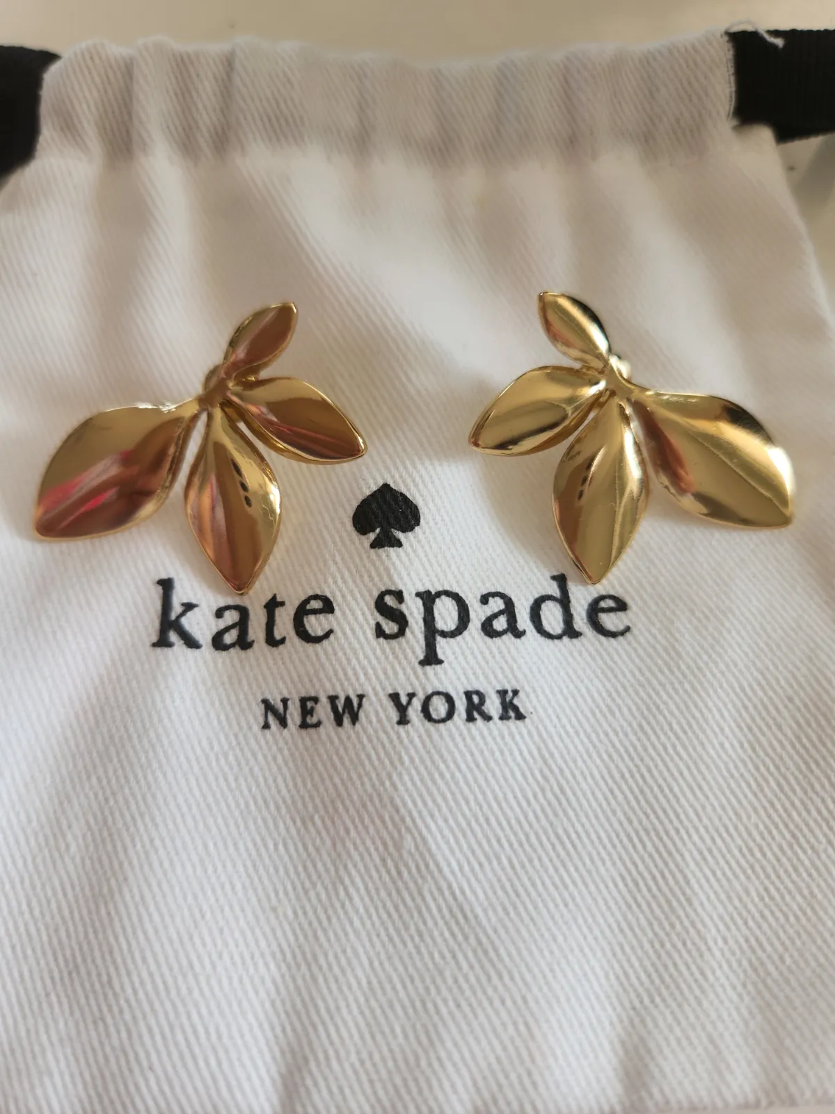 Boucles d'oreilles Kate Spade forme feuilles dorées