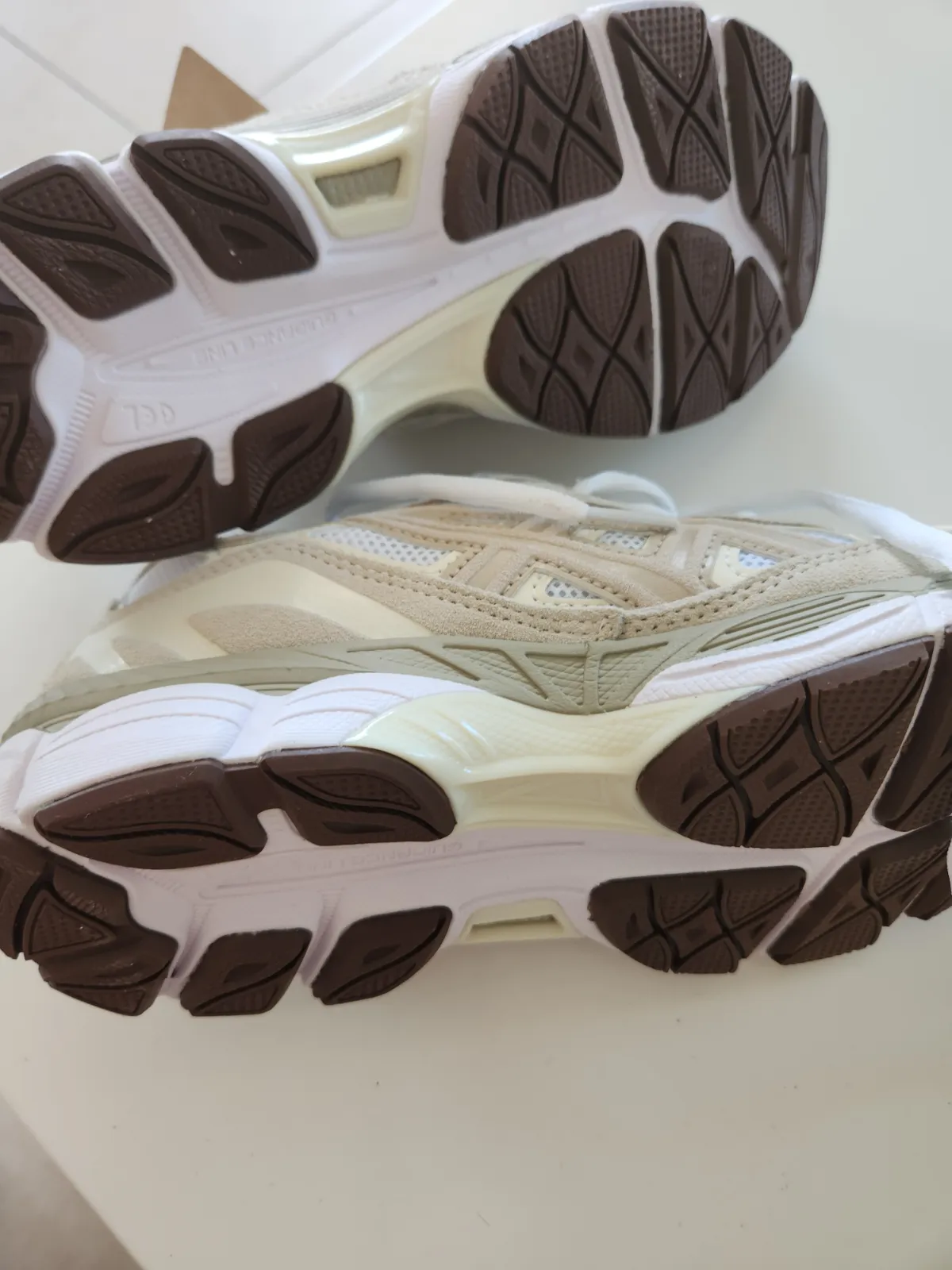 Baskets enfant beige et blanc 4