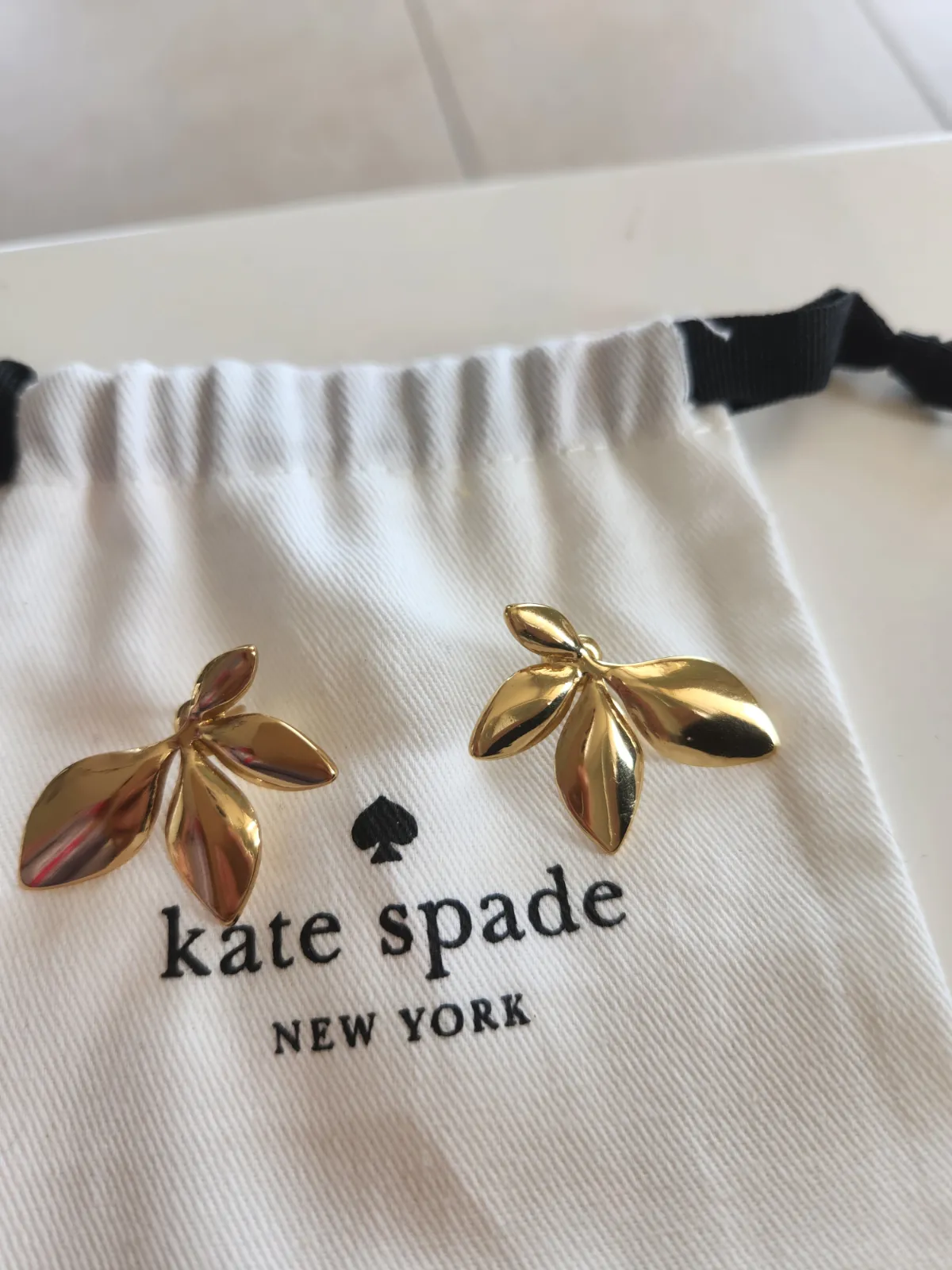 Boucles d'oreilles Kate Spade feuilles dorées