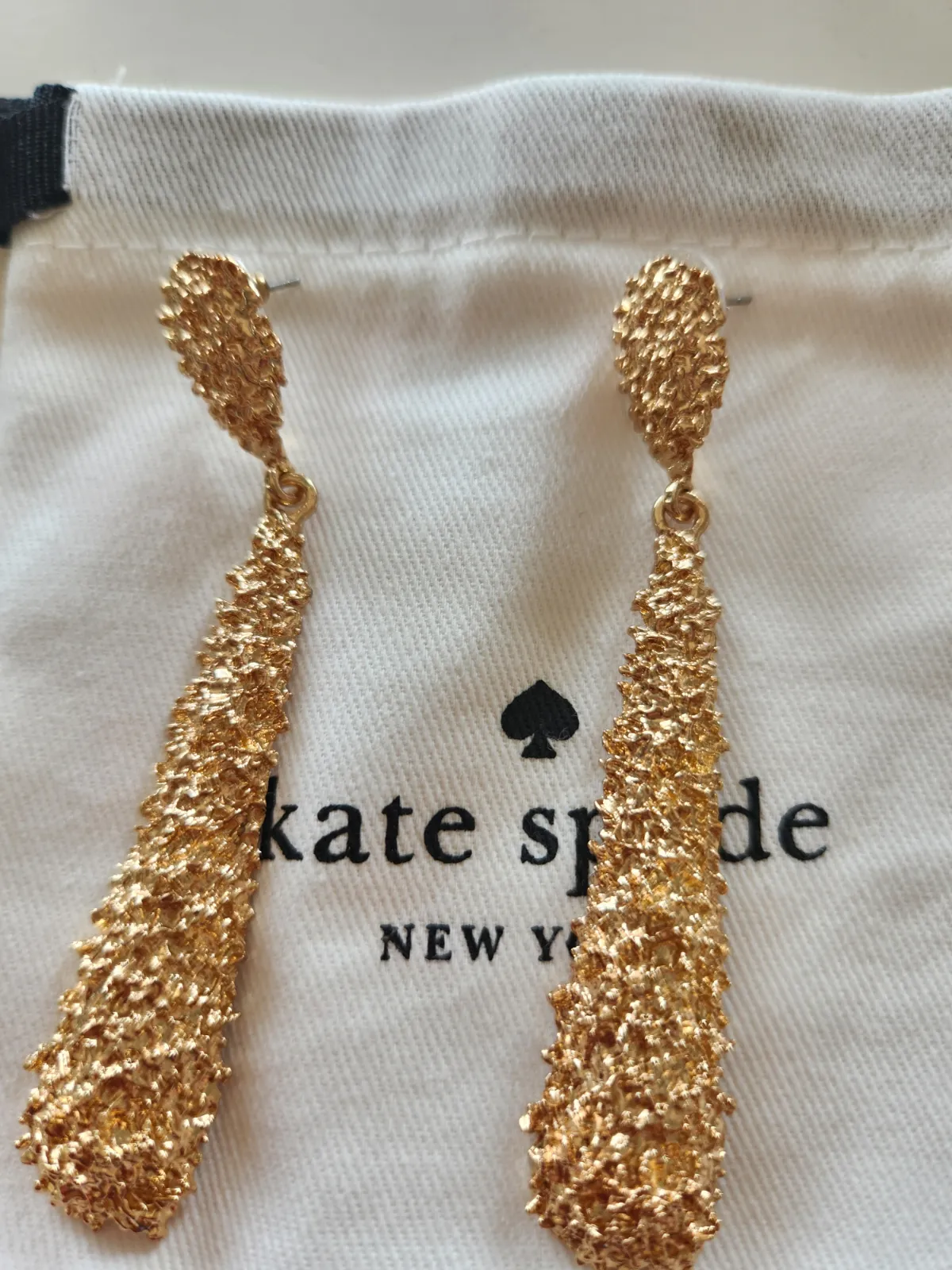 Kate Spade boucles d'oreilles dorées paillettes 2