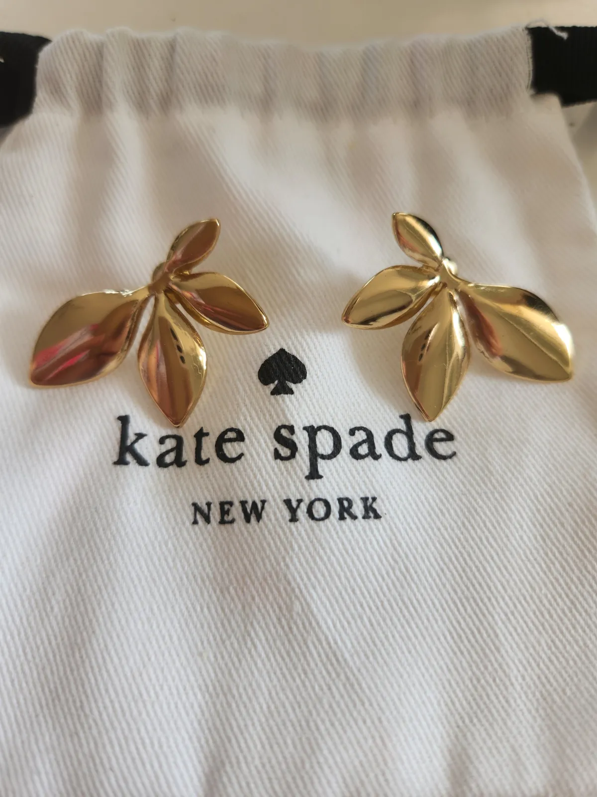 Boucles d'oreilles Kate Spade dorées motif feuilles