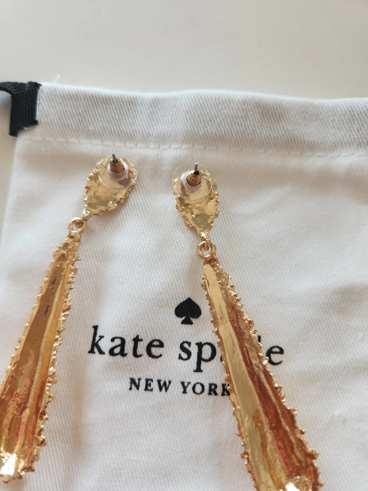 Kate Spade boucles d'oreilles dorées paillettes 3
