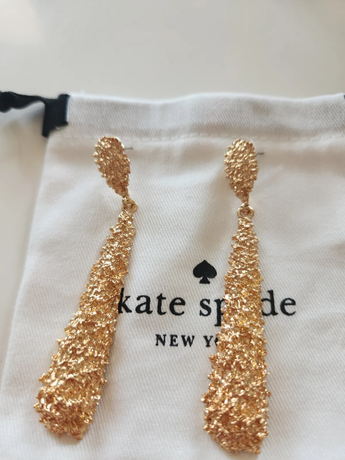 Kate Spade boucles d'oreilles dorées paillettes