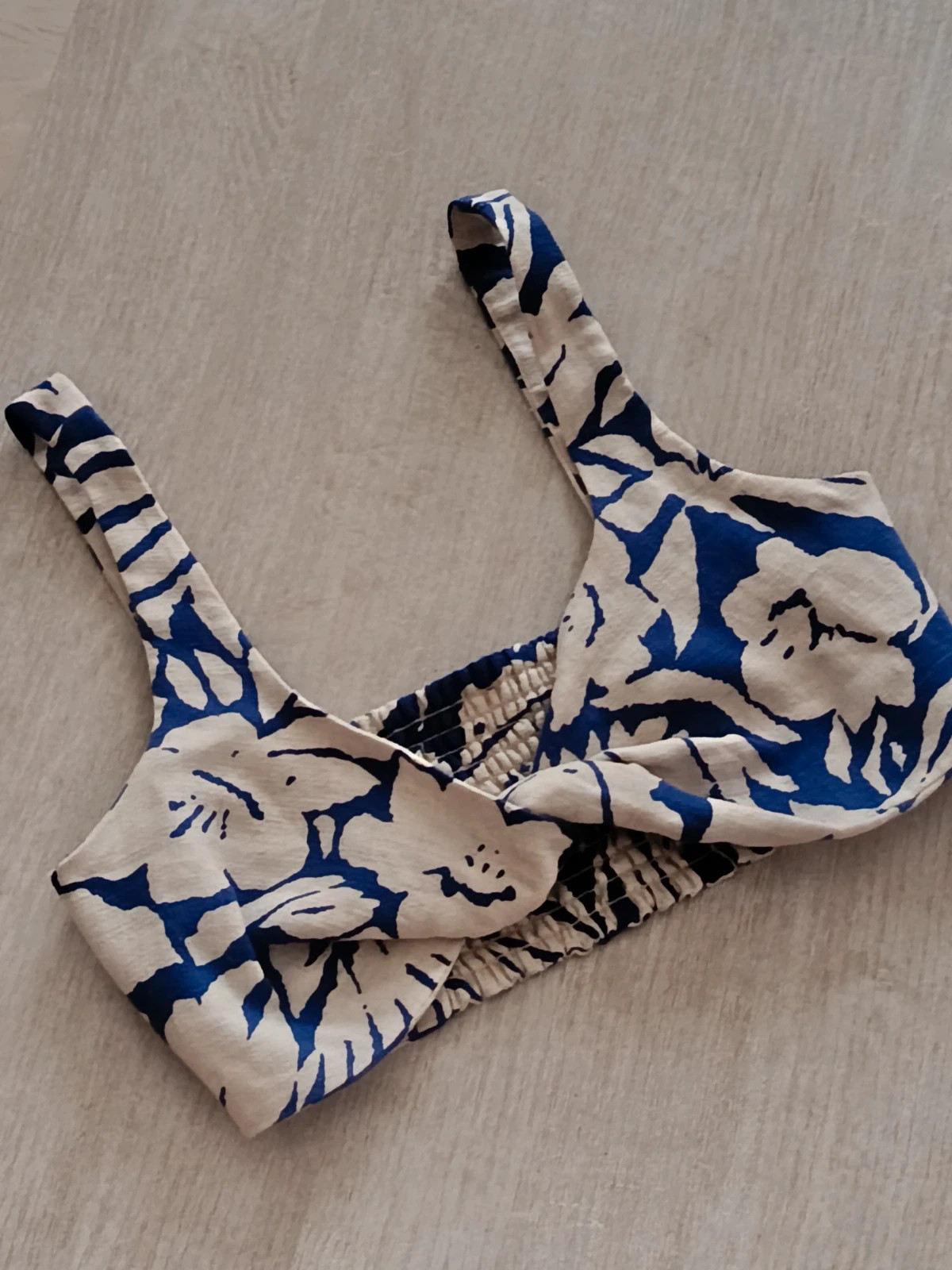 Top corto de lino Oysho con estampado floral azul y beige🔥🔥